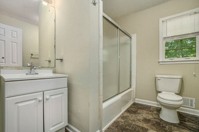 Building Photo - Large 4 Bedroom 3 Bath Home