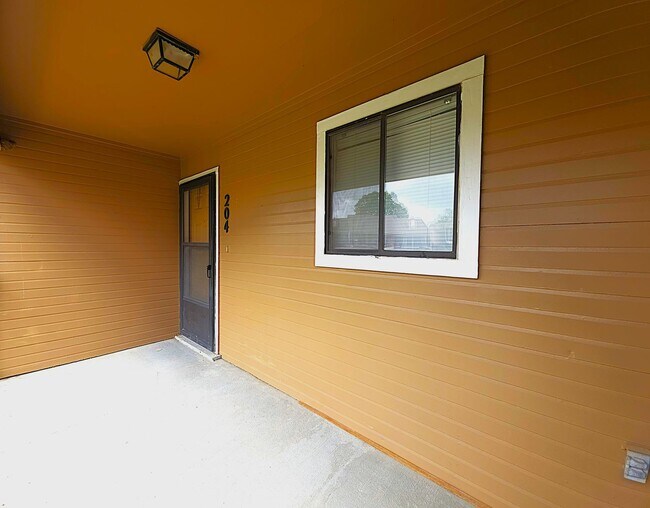 Building Photo - Get ready to fall in love with comfortable, carefree living at Courtyard Condominiums in Tyler, TX!