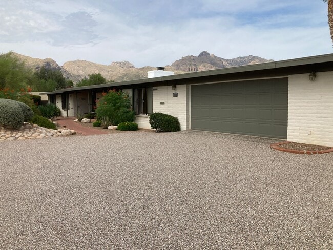 Building Photo - Pool & Mountain Views!