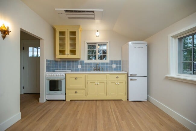 Building Photo - WONDERFUL HISTORIC 5 BED 3 BATH PROPERTY WITH CARRIAGE HOUSE