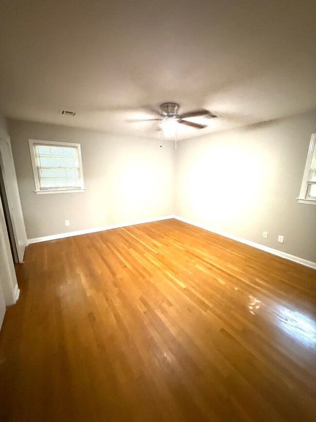 Building Photo - **5 Bedroom 3 bath located in Forest Hills...