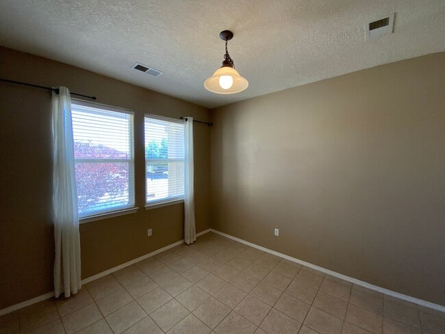 Building Photo - 3 Bedroom Single Story Home Available Near...