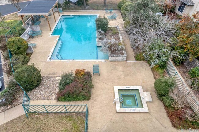 Building Photo - 2100 Pipers Field Dr