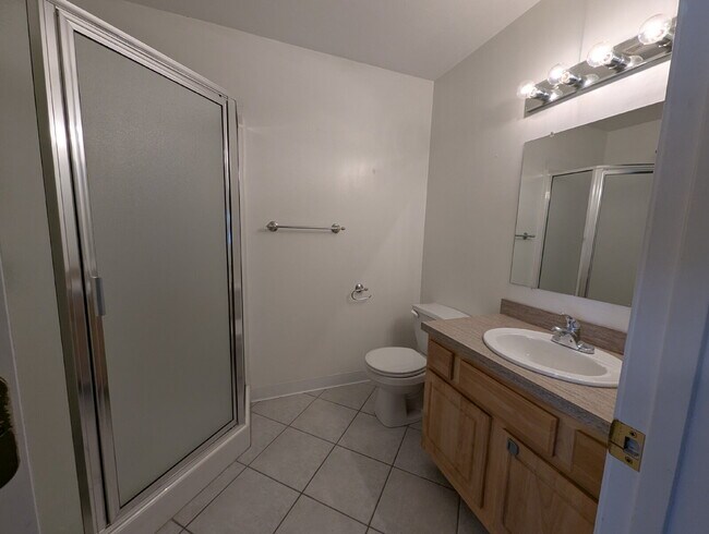Building Photo - Immaculate End Unit in Desirable Weatherst...