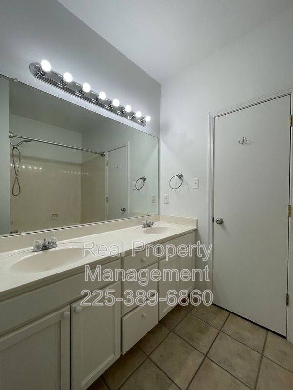 Building Photo - 9382 Pecan Tree Dr