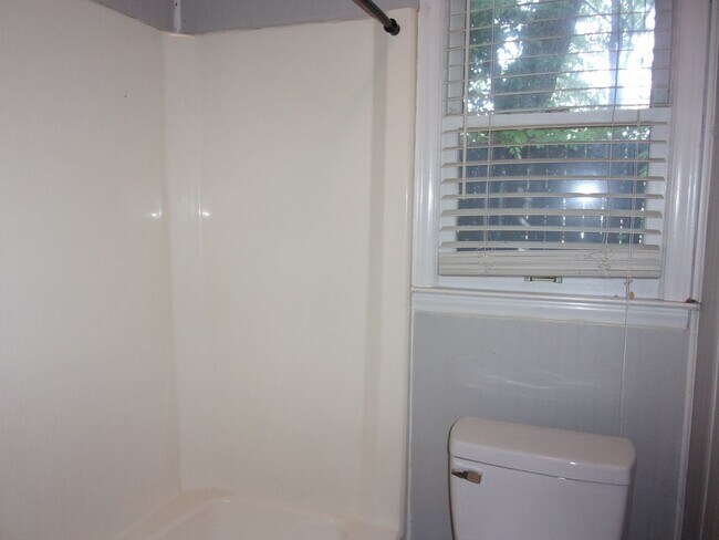 Building Photo - 2 Bedroom 1 Bath Ground Floor Condo