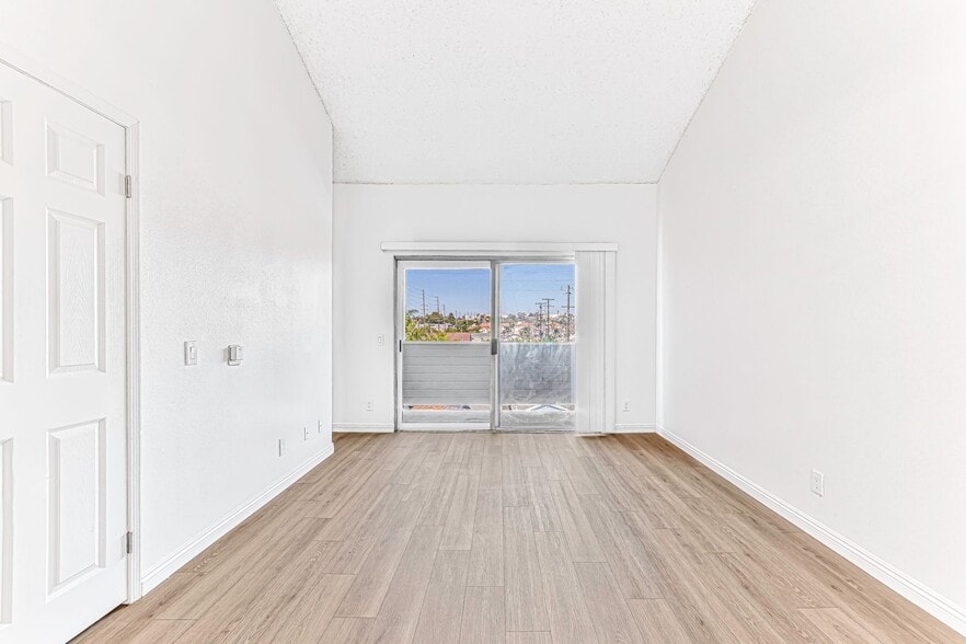 Building Photo - 1070 Loma Ave