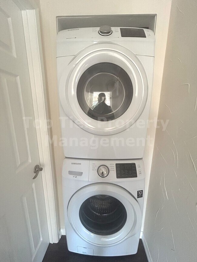 Building Photo - ***Updated 1 bed, 1 bath, 733 sqft Condo in the Heart of La Costa - Available 12/14***