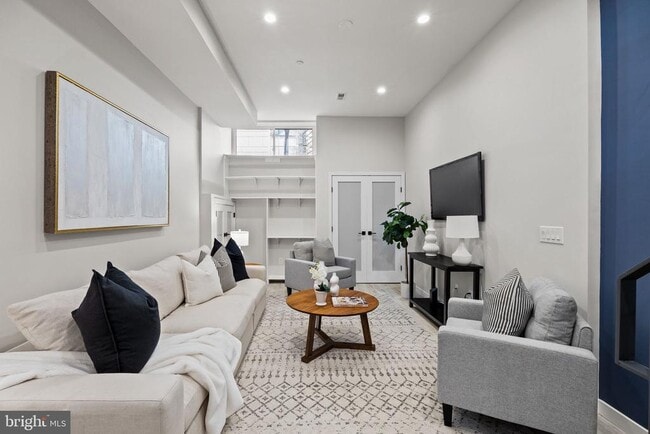 Building Photo - 2106 Spring St