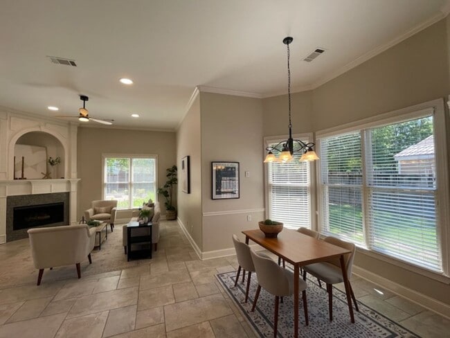 Building Photo - Luxurious home in Collierville with an ing...