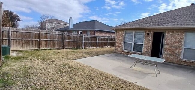 Building Photo - Summerfields Beauty: Oversized Kitchen + Flex 4th Bedroom