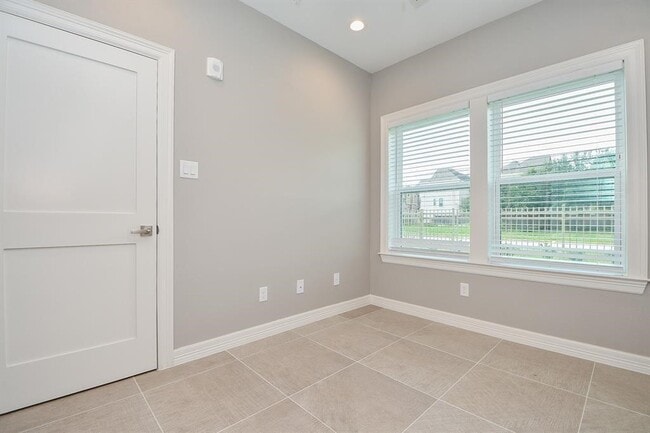 Building Photo - 5262 Ella Blvd