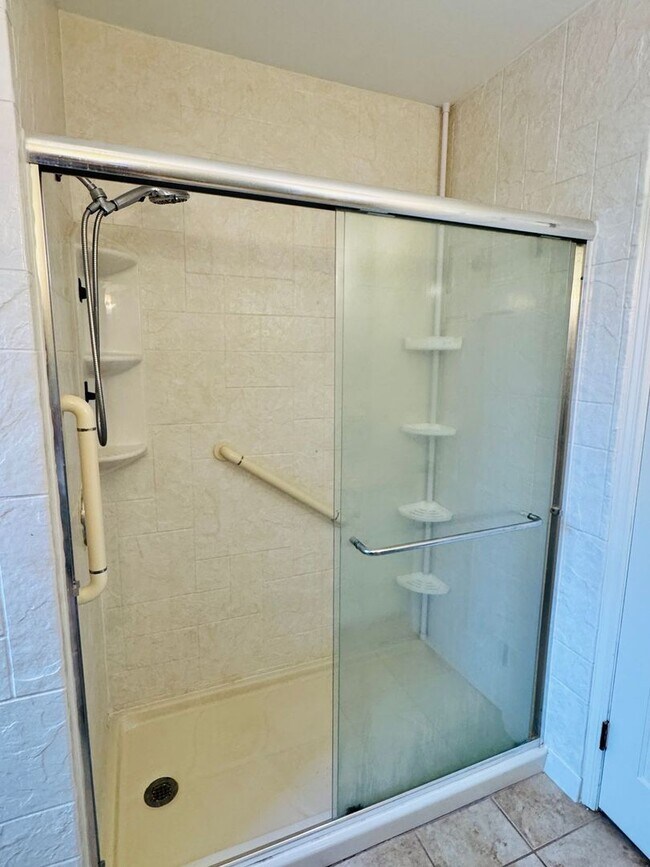 Building Photo - Gorgeous Interiors in this BONUS SPACE + 4 Bedroom  2 Bathroom Home!