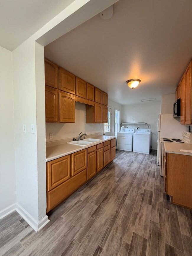 Building Photo - RENTAL 3 Bed Home w/ Garage Workshop & Fenced Yard