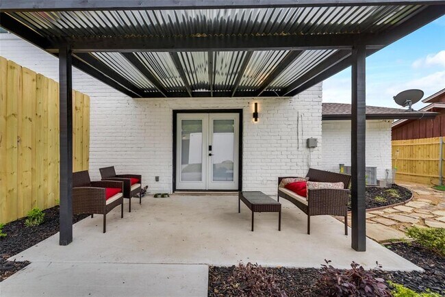 Building Photo - 15819 El Estado Dr