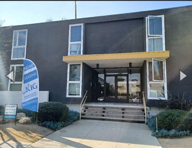 Primary Photo - 7347 Haskell Ave