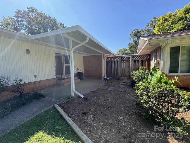 Building Photo - 201 Livingston Dr