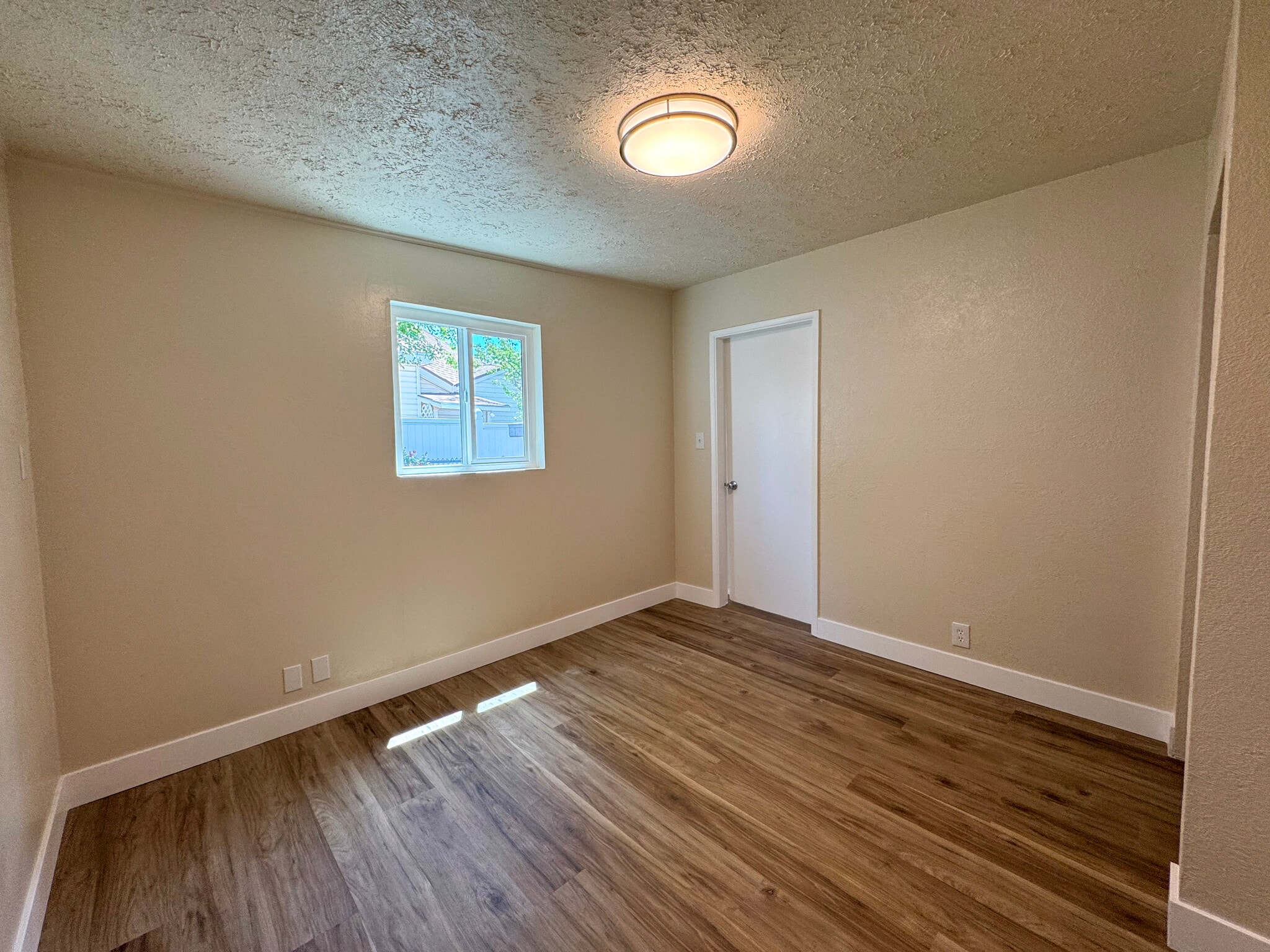 Building Photo - 496 N 70 W