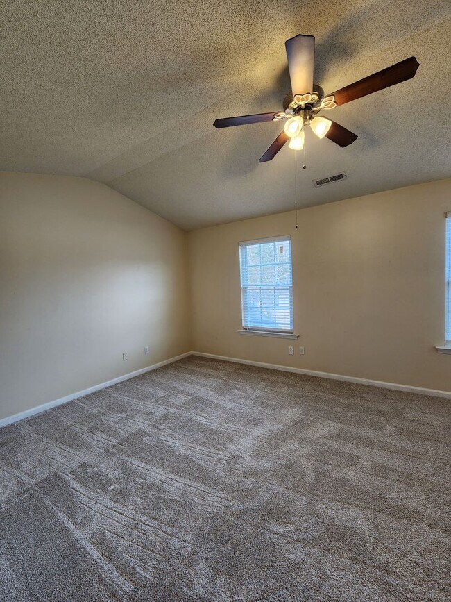 Building Photo - Comfortable 3BD, 2.5BA North Raleigh Townhome with HOA Amenities