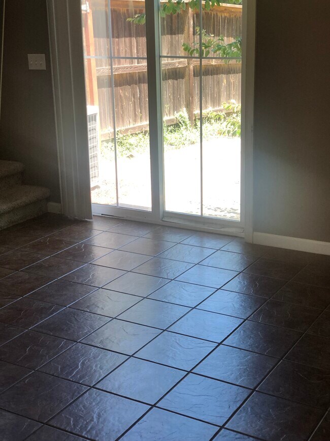 Building Photo - 10640 Siskiyou Ln