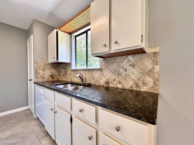 Building Photo - Nice & Cozy 2/BR 1/BA Home with Fenced Yar...