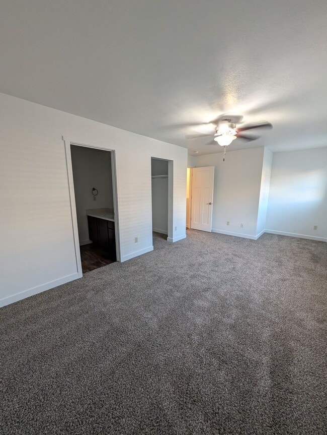 Building Photo - January Rent Free! 3 Bed 2 Bath Townhouse for Rent!