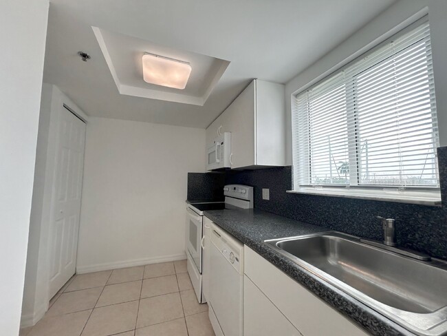 Building Photo - "Modern 2 Bed/2 Bath Condo in Prime Miami ...