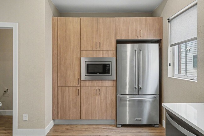 Building Photo - 2 Bed, 1 Bath Townhouse with Roof Top Deck