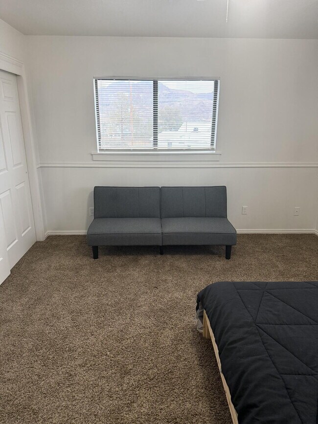 Building Photo - 521 Hoyt St