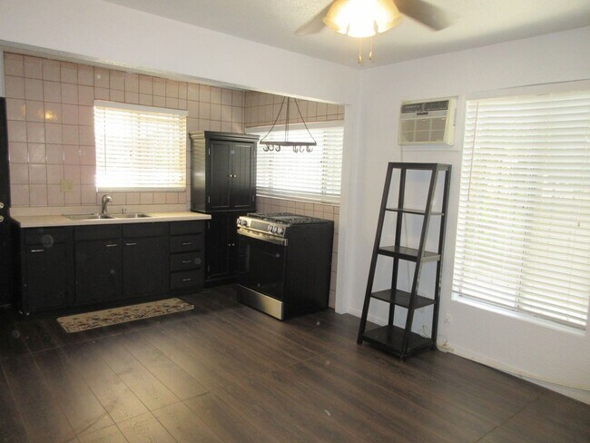 Building Photo - Adorable San Fernando home on O'Melveny