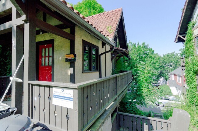 Building Photo - Three Bedroom One Bath