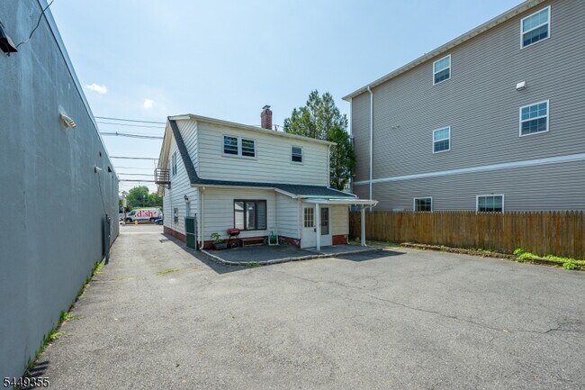 Building Photo - 106 Broughton Ave