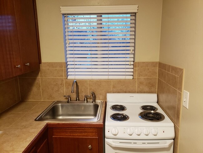 Building Photo - Fremont - Small Building - 1BR Top Floor C...