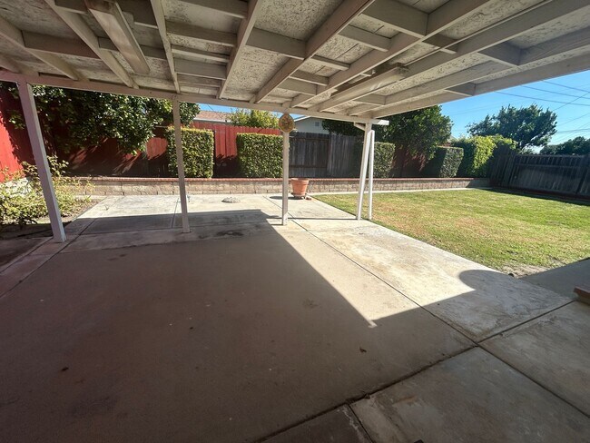 Building Photo - East End 4 Bedroom Home!