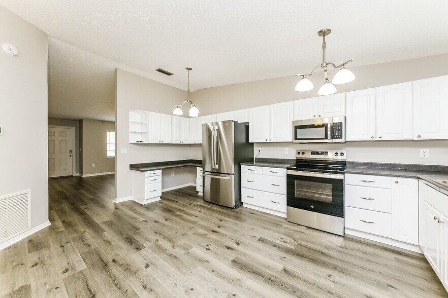 Building Photo - 7018 12th Ct E