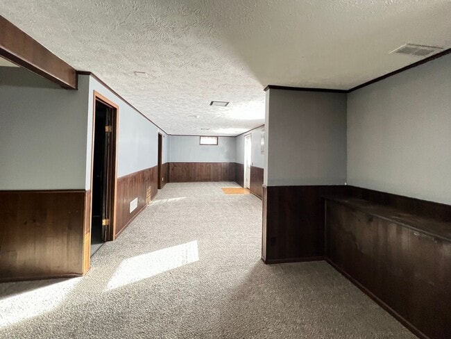 Building Photo - Beautiful walk-out ranch!