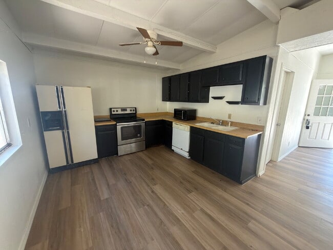 Building Photo - 2 bed 1 bath. Vinyl plank throughout. Yard maintenance included. Close to San Marcos Outlet Malls.