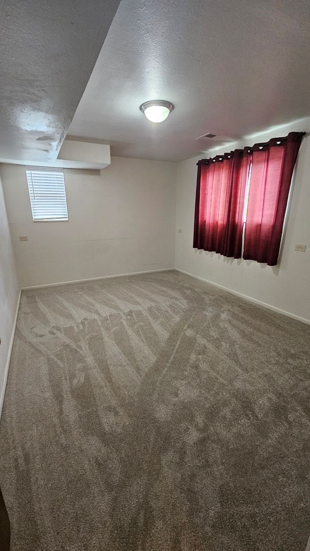 Building Photo - Spacious Bi Level home backing to open spa...