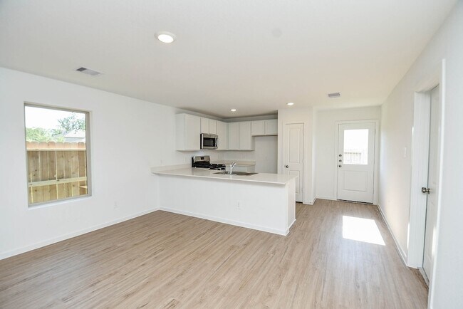 Building Photo - 1542 San Sebastien Dr