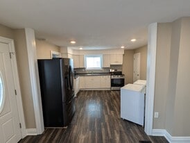 Building Photo - 209 3rd St