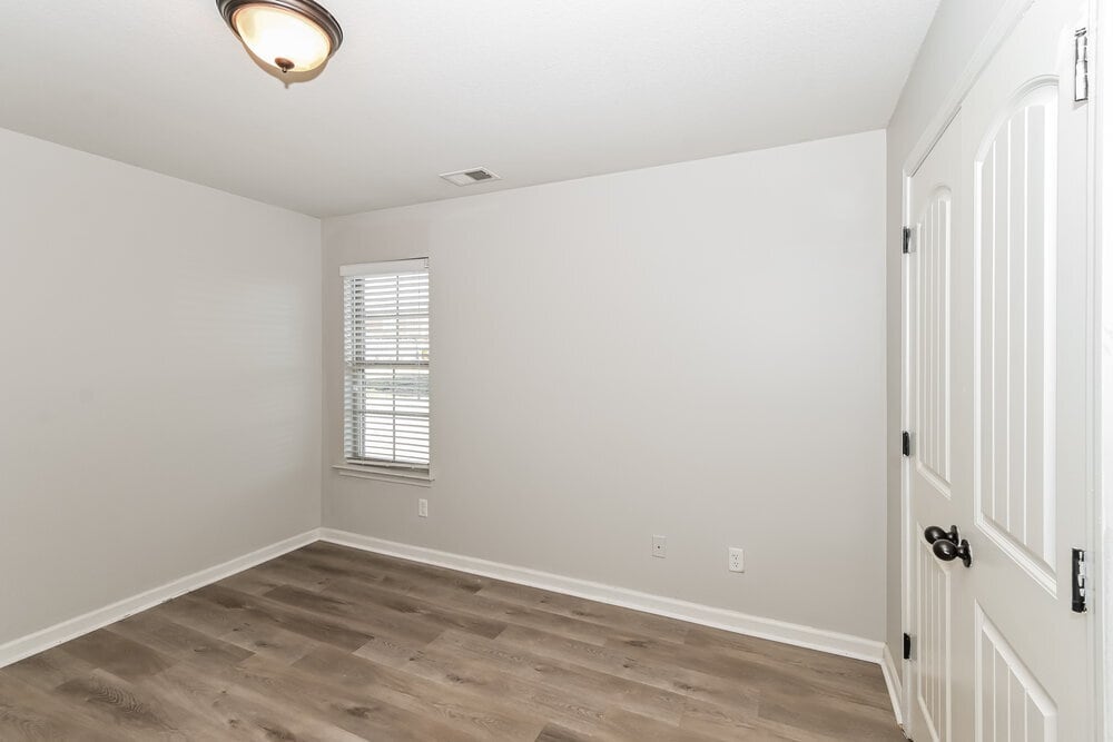 Building Photo - 2805 S Cherry Dr