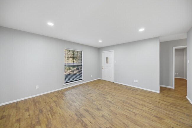 Building Photo - 600 E Stone St