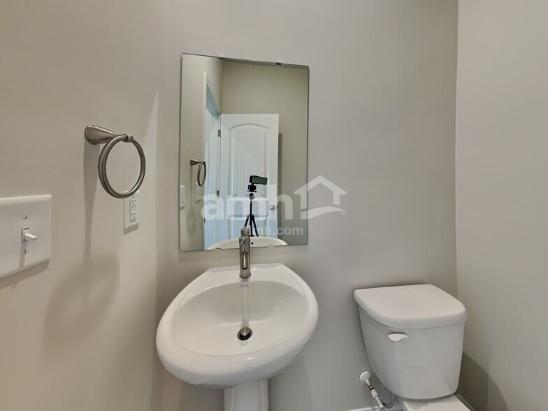 Building Photo - 3160 Emberly Dr