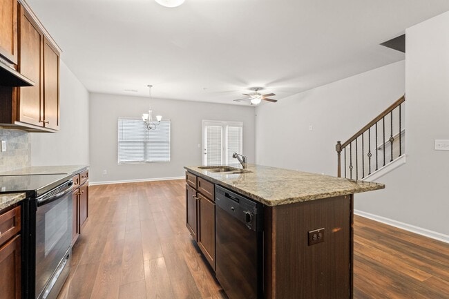 Building Photo - 3 Bedroom Townhome in Jonesboro!