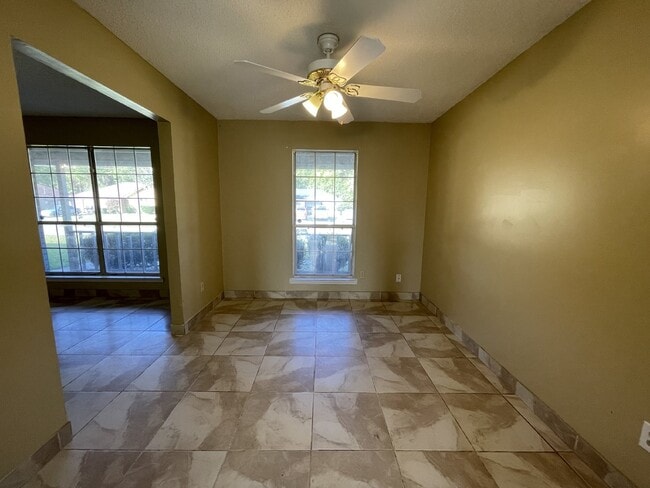 Building Photo - Home For Rent