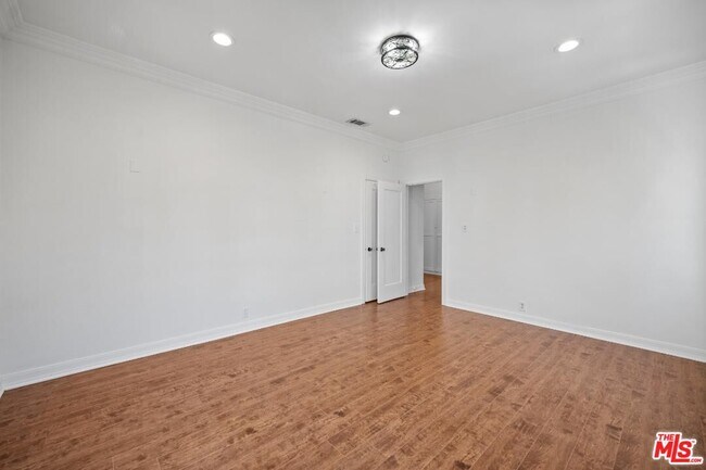 Building Photo - 123 S Orange Dr