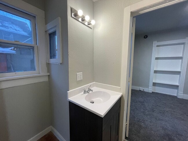 Building Photo - Four Bedroom Home