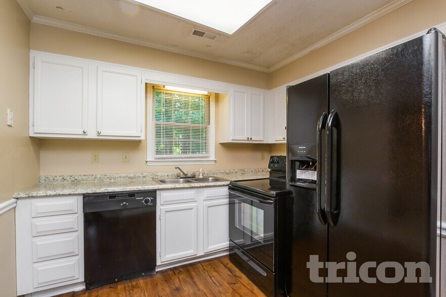 Building Photo - 1202 Holly Hills Dr SW