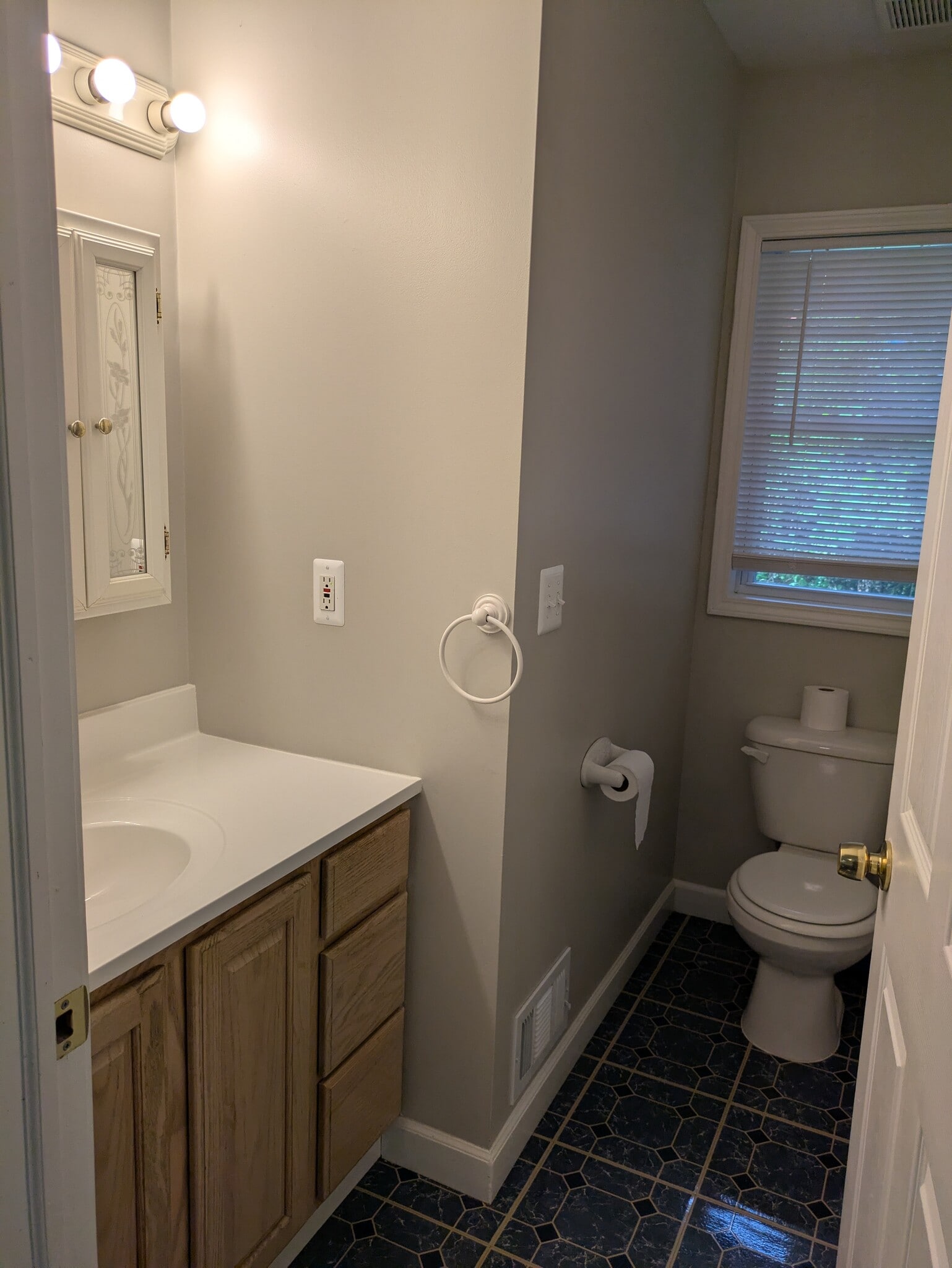 1/2 bath - 11347 Ford Road