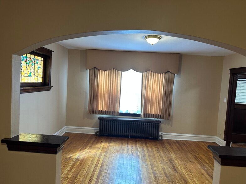 Living room unit 1 - 4947 Cote Brilliante Ave